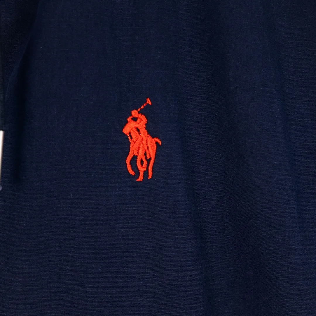P340 zp version [exclusive supply] - Ralph Lauren/Ralph Lauren solid color logo embroidered cotton soft shell fabric hooded assault jacket - the face is the same as the original version 32 high count plain super soft carbon grinding ✅ - brand POLO three zippers, customized back collar webbing, dark and light two-color oil edge leather strips ✅ - Ralph Lauren/Ralph Lauren classic men's and women's same style pilot zipper hooded jacket assault jacket, casually wear it with an elegant and fashionable style, with a retro relaxed feel The hood and zipper elements add to the casual casualness. The paper man effect on the upper body is perfect for both sports and casual styles. ✅ Color: Navy Khaki Size: S M L XL Number: WW10753